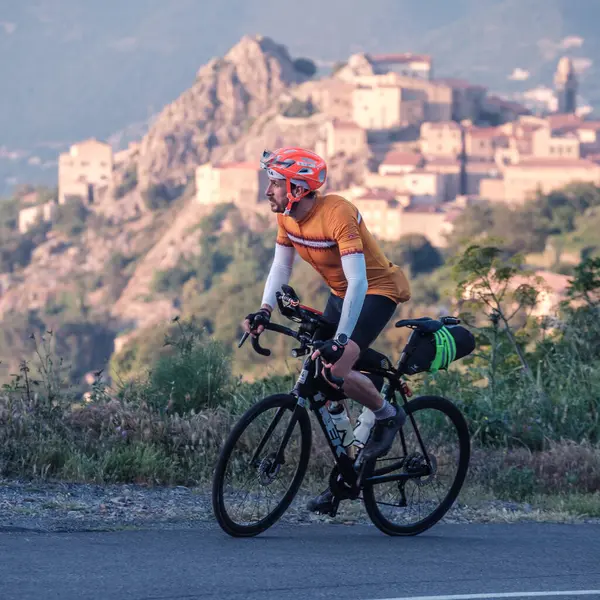 Speloncato, Korsika, Fransa - 25 Mayıs 2025: 2025 Bisikletçi Ultra Korsika yarışında yarışan Bejamin Bodot, Speloncato köyünün yukarısındaki Col de Battaglia 'ya ulaşır.