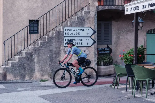 Speloncato, Korsika, Fransa - 25 Mayıs 2025: Sophie Williams, Bisikletçi Korsika bisiklet yarışından 200 km sonra Speloncato köyüne ulaşan ilk kadın oldu.