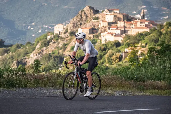 Speloncato, Korsika, Fransa - 25 Mayıs 2025: 2025 Motosikletli Ultra Korsika yarışında yarışan Emmanuel Maurellet, Speloncato köyünün 200 km yukarısındaki Col de Battaglia 'ya ulaştı.