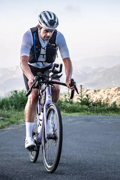 Speloncato, Korsika, Fransa - 25 Mayıs 2025: 2025 Bisikletli Adam Ultra Korsika yarışında yarışan Mathieu Plessis, Speloncato köyünün 200 km yukarısındaki Col de Battaglia 'ya ulaştı.