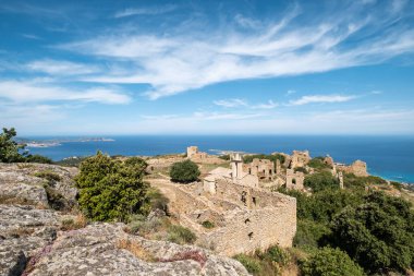 19. yüzyılda terk edilen Occi köyünün kalıntıları Lumio 'nun yukarısında oturur ve Akdeniz' in Korsika adasının kıyı şeridine bakar. Kilise 2002 'de restore edildi..