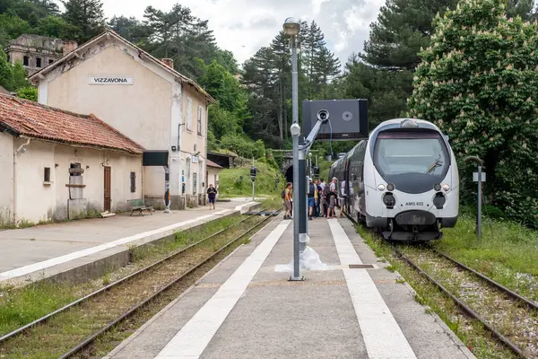 Vizzavona, Korsika, Fransa - 257 Mayıs 2025: Yolcular Akdeniz 'in Korsika adasının göbeğindeki GR20 patikasındaki Vizzavona istasyonunda bir trene biniyorlar