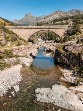 Ponte Altu köprüsü, Akdeniz adası Korsika 'daki Albertacce' de kristal berrak Golo nehrinin üzerinden geçen antik bir genoise köprüsünün yanında yer almaktadır.