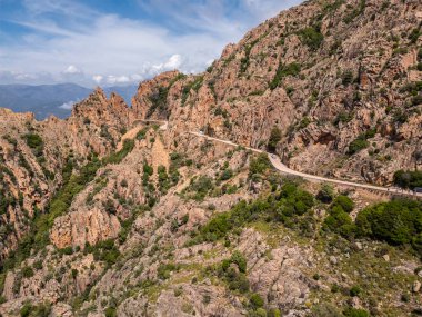 D81 yolu Akdeniz 'in batı kıyısındaki Korsika Adası' ndaki UNESCO miras alanı olan Calanches de Piana 'dan geçiyor.