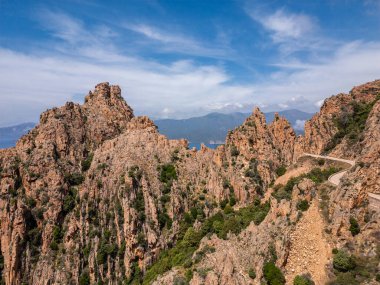 D81 yolu Akdeniz 'in batı kıyısındaki Korsika Adası' ndaki UNESCO miras alanı olan Calanches de Piana 'dan geçiyor.