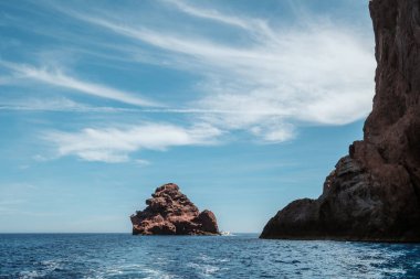 1975 yılında Akdeniz 'in batı kıyısındaki Korsika adasında Scandola Doğa Rezervi' nin sivri kayaları arasından bir turist botu geçiyor.