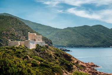 Yakın zamanda yenilenen Ceneviz kulesi ve Girolata 'daki kale, Akdeniz' in batı kıyısındaki küçük bir balıkçı köyü olan Korsika 'ya sadece yürüyerek veya tekneyle ulaşılabiliyor.