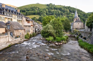 Arreau, Haute-Pyrernees, Fransa - 30 Haziran 2025: Neste du Louron nehri Fransa 'daki Pirene dağlarının eteklerindeki Arreau kasabasından geçiyor