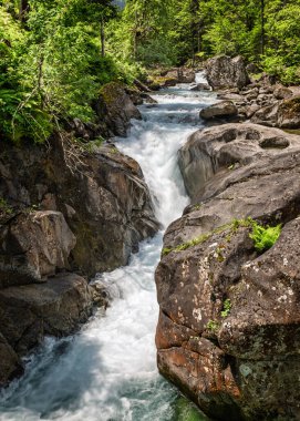 Gave de Marcadau nehri Fransız Pirenesi 'ndeki Val de Jeret' de bulunan Cascade du Pas de l 'Ours nehrinin üzerinden akar.