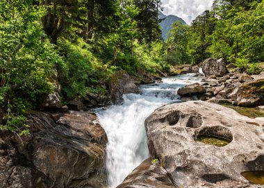Gave de Marcadau nehri Fransız Pirenesi 'ndeki Val de Jeret' de bulunan Cascade du Pas de l 'Ours nehrinin üzerinden akar.
