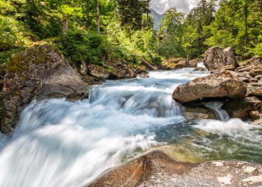Gave de Marcadau nehri Fransız Pirenesi 'ndeki Val de Jeret' de bulunan Cascade du Pas de l 'Ours nehrinin üzerinden akar.