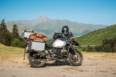 Col d 'Aspin, Haute-Pyrenees, Fransa - 2 Temmuz 2025: Bir BMW R1200GS Macerası Fransız Pireneleri' nde Col d 'Aspin' de Pic du Midi dağında park etmek için yüklendi