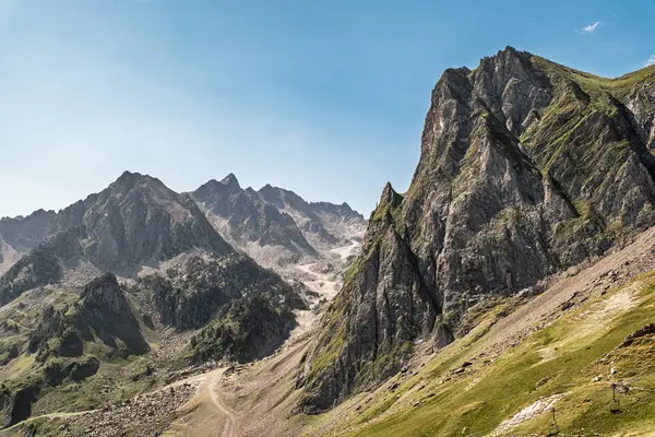 Fransız Pirenesi 'nin engebeli dağları Col de Tourmalet' ten görülüyor.