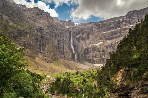 Fransa 'nın en yüksek şelalesine sahip UNESCO Dünya Mirası bölgesi olan Gavarnie Sirki' nin üzerinde kara bulutlar ve sis asılı.