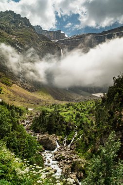 Fransa 'nın en yüksek şelalesine sahip UNESCO Dünya Mirası bölgesi olan Gavarnie Sirki' nin üzerinde alçak bulutlar asılı.