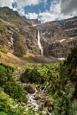 Fransa 'nın en yüksek şelalesine sahip UNESCO Dünya Mirası sitesi olan Cirque de Gavarnie' de öğleden sonra güneşi.