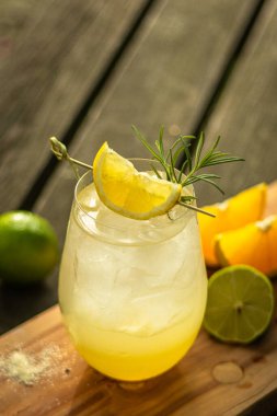 Limonlu misket limonlu ev yapımı limonata ve doğada ahşap masa üzerinde meyve süslemesi.
