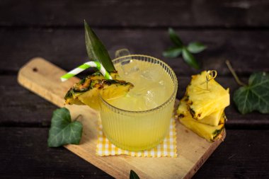 Doğadaki ahşap masada meyve ve süslemeli ev yapımı limonata.