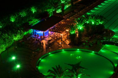 Şehir manzarası ve gece havuzu.