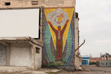 Lubny, Poltava Ukrayna - 1 Temmuz 2022: Sovyet mozaik yakın çekim detayları. Eski antika camiinin ayrıntıları. SSCB döneminin tipik sokak sanatı. Kitle sokak kültüründe ilkel Sovyet posteri. Mozaik fotoğraf