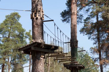 Halat tırmanma merkezi ip parkı güvenlik ekipmanları ile yürüyüş kursu fotoğrafı.