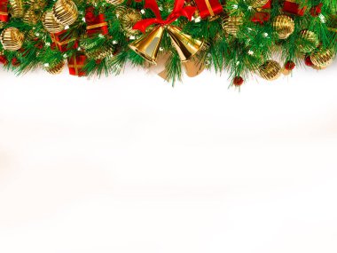 Noel arkaplanı 3D görüntüleme. Noel hediye kutusunun üst görüntüsü ladin dalları, kozalaklar ve beyaz arka plandaki çanlar..