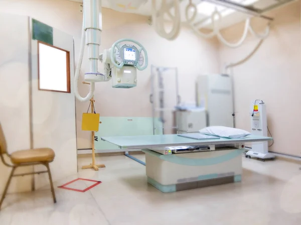 放射線学におけるバッキースタンド付きモニターまたはX線一般機器とX線発生器管 病院の近代的な医療機器 — ストック写真