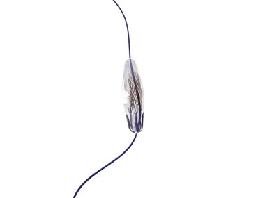 Beyaz arka planda izole edilmiş endovasküler cerrahi için ağ metali nitinol kendini genişletebilen 3D stent. Kesme yolu.