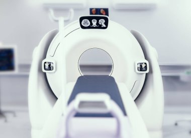 Tomografi odasında yüksek çözünürlüklü tıbbi teşhisler için kullanılan 3D görüntüleme Modern CT tarayıcısı bulunuyor..
