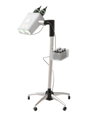 Beyaz arka planda izole edilmiş CT tarayıcı görüntüsü için enjektör modern tıbbi ekipmanları gösteriyor. Kesme yolu.