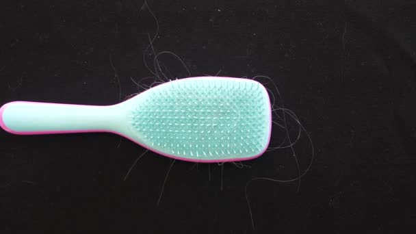 Tarak Üzerinde Saç Telleri Kaybolmuş Tarak Dişlerinin Arasına Sıkışmış Saçlar — Stok video