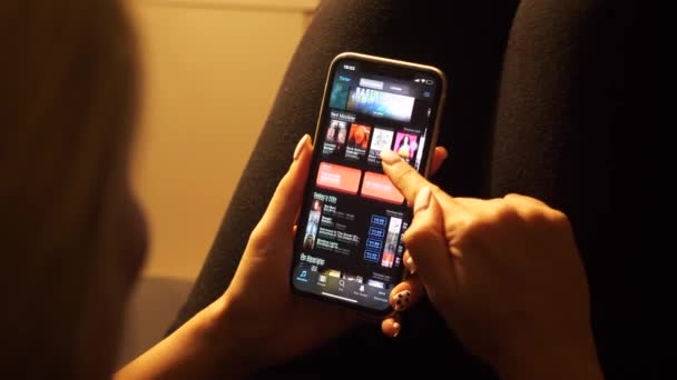 Прокручування Через Itunes Мобільному Телефоні Girl Слухає Подкаст Своєму Телефоні — стокове відео