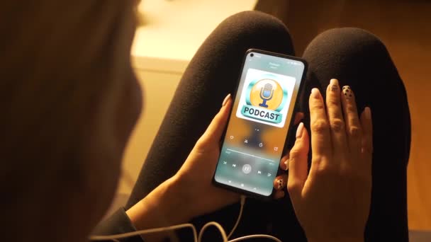 Depressives Mädchen Hört Podcast Auf Ihrem Phone Mädchen Hört Podcast — Stockvideo