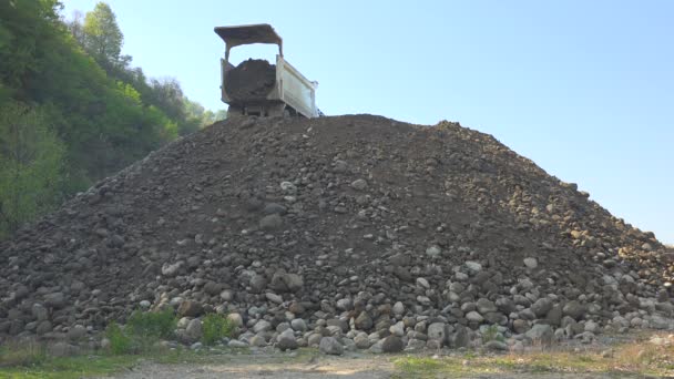 Çöp Kamyonu Kum Taşı Çakıl Karışımını Boşaltıyor Büyük Bir Yol Stok Çekim 