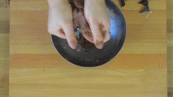 Kadın Elleriyle Tatlı Kakao Hamuru Yoğurur Çikolata Kavrulmuş Kakao Tohumlarının — Stok video