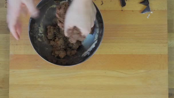 Kadın Elleriyle Tatlı Kakao Hamuru Yoğuruyor Çikolata Kavrulmuş Kakao Tohumlarının Stok Video