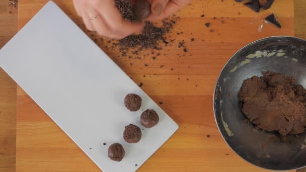 Kadın Elleriyle Tatlı Kakao Hamuru Yuvarlar Küçük Toplar Yapar Çikolata Telifsiz Stok Çekim