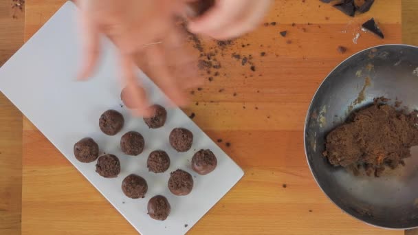 Donna Rotola Pasta Cacao Dolce Con Mani Piccole Palline Cioccolato — Video Stock