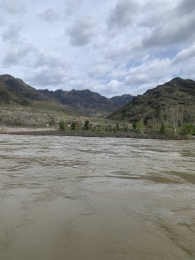 Nehir doğanın güçlü bir gücüdür ve dağlar çarpıcı bir zemin sağlar. Görüntü macera, doğa ya da çevre hakkında bir hikayeyi resmetmek için mükemmeldir..