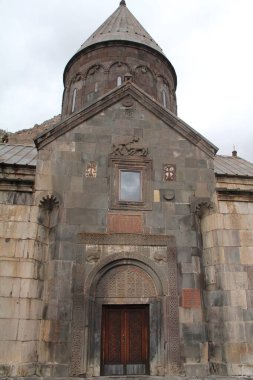 Yüzyıllar öncesinin kilisesi mimari tarzla dini sembollerin karmaşık oymalarını harmanlıyor. İçi çarpıcı freskler ve resimlerle süslenmiş, sakin bir atmosfer yaratıyor..