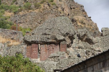 Haçkarlar ya da Ermeni haç taşları, haçlar ve diğer Hıristiyan sembolleriyle karmaşık bir şekilde oyulmuş ve Ermeni kültürünün eşsiz bir özelliği ve popüler bir turistik cazibe merkezi..