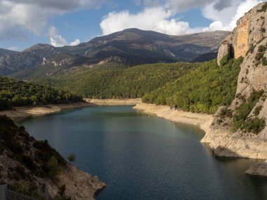 Dağlardaki güzel göl manzarası