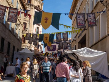 Calle Correos 'ta Ortaçağ Huesca Fuarı. aralık pazarı.