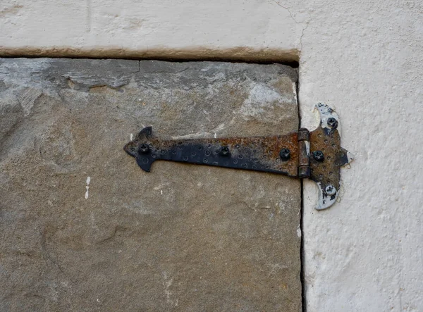 Stare Zardzewiałe Metalowe Drzwi Zamkiem — Zdjęcie stockowe