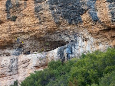 İsrail 'in kuzeyindeki ölü denizin dağlarındaki kaya oluşumları. Akbabalar yuva yapar. akbabalar
