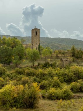 La Guarguera, Huesca 'daki Aineto Kilisesi. Kendi kendine yeten Aineto köyü. Santa Maria de la cuenca 'nın eski kilisesinin dikey çekimi, İspanya