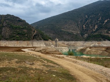 Ainsa Huesca 'daki Mediano Kilisesi. Kuraklık yüzünden susuz kalan Medino rezervuarı. Bataklık Kuraklığı. Terk edilmiş eski maden. 
