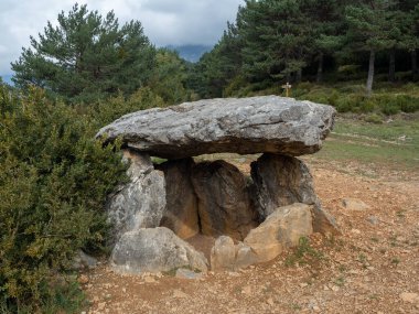 Tella 'daki Dolmen. Huesca. Aragon. İspanya. Avrupa. Sobrarbe şehri güzel manzaralı Huesca Aragon İspanya. Tella 'nın Dolmenleri 