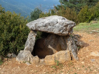 Tella 'daki Dolmen. Huesca. Aragon. İspanya. Avrupa. Sobrarbe şehri güzel manzaralı Huesca Aragon İspanya. Tella 'nın Dolmenleri 