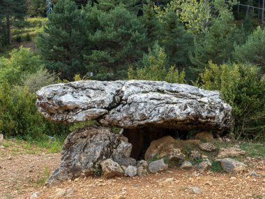 Tella 'daki Dolmen. Huesca. Aragon. İspanya. Avrupa. Sobrarbe şehri güzel manzaralı Huesca Aragon İspanya. Tella 'nın Dolmenleri 